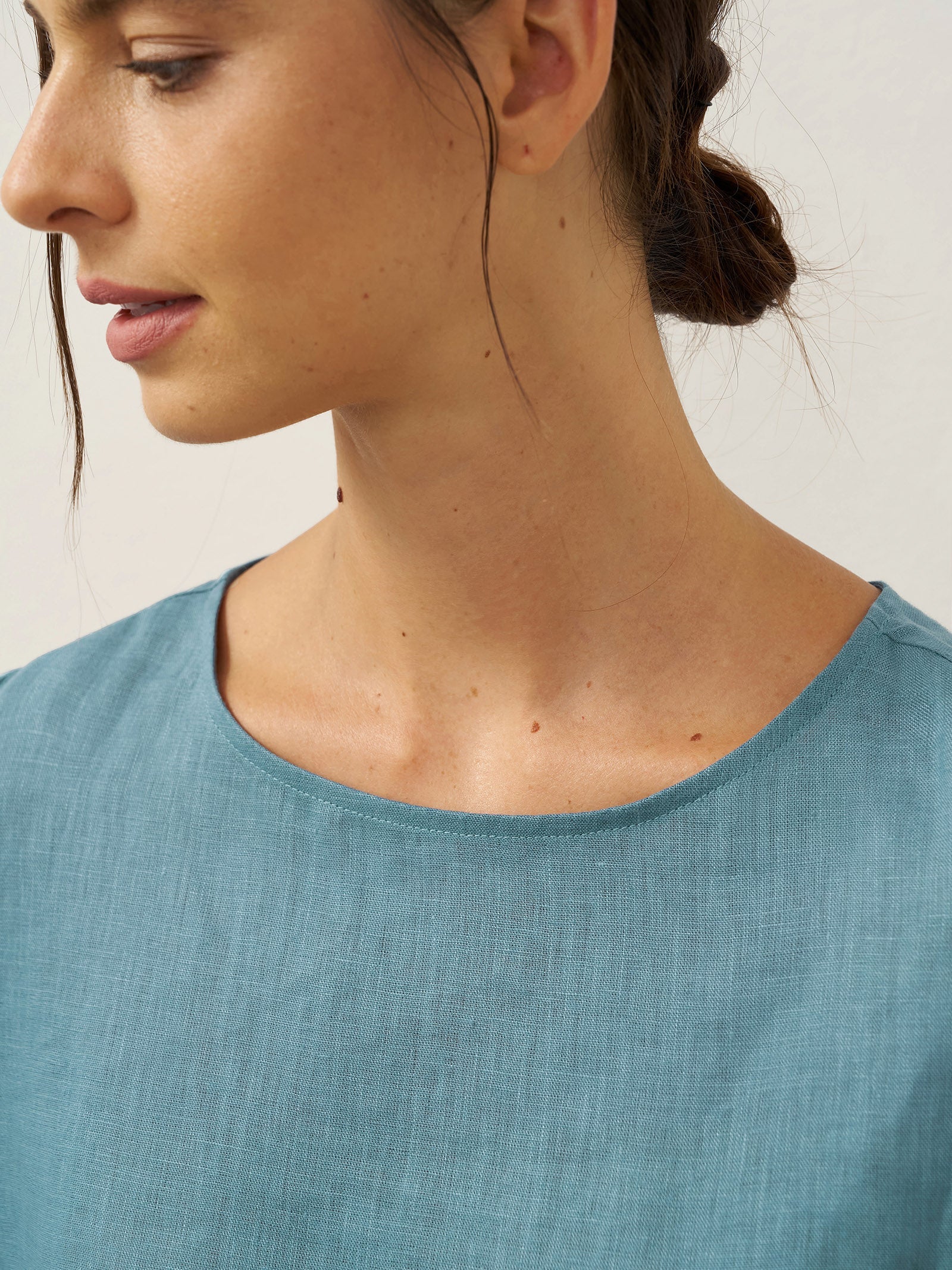 Evelyn | Comfortable Linen Top with Asymmetrical Hem and Round Neck