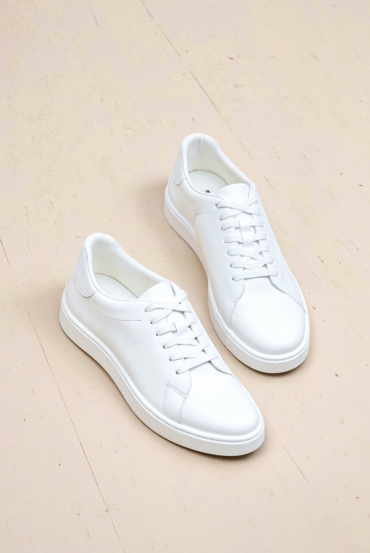 Stylish Sneakers for Men – Timeless White & Ideal for Any Casual Occasion.