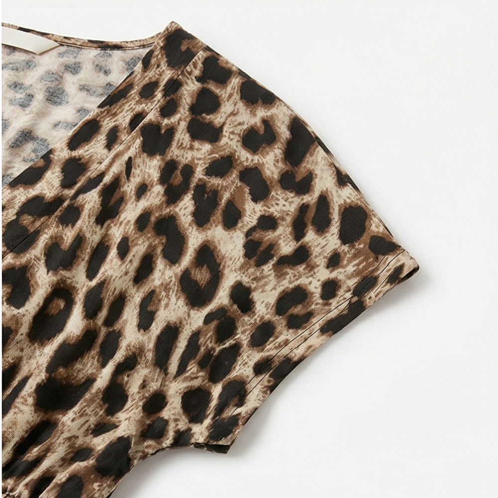 Women's maxi dress in leopard print with V-neck and short sleeves