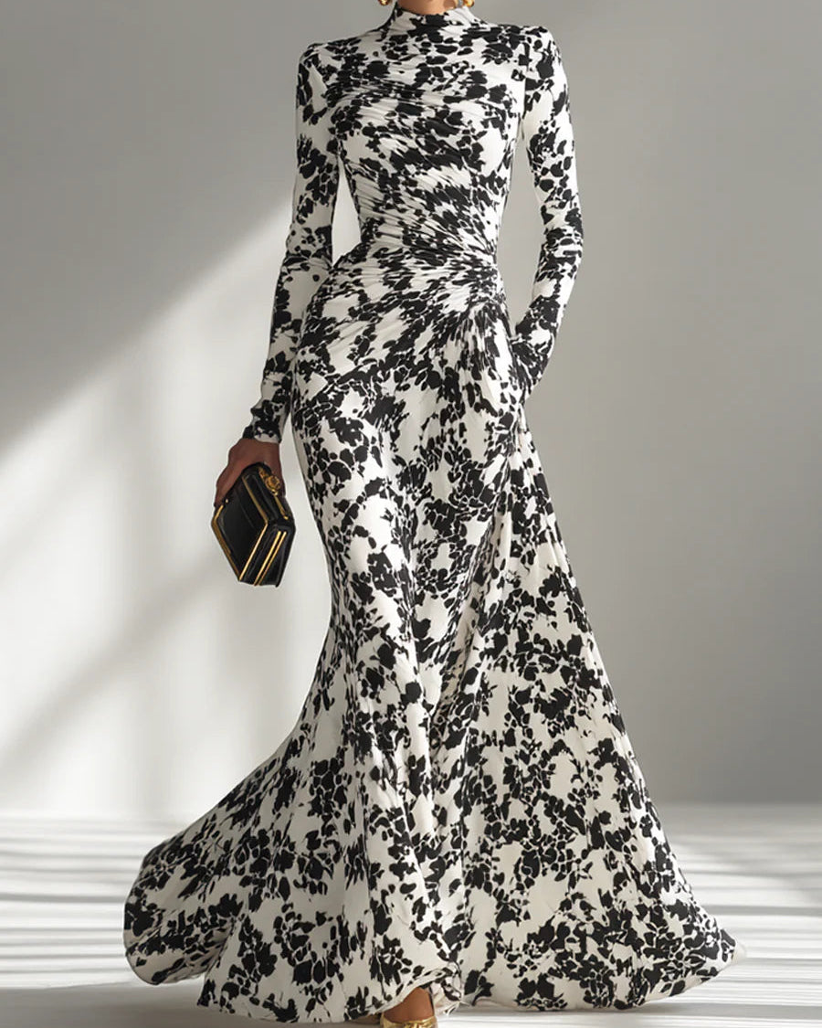Maxi dress with long sleeves and black-and-white pattern
