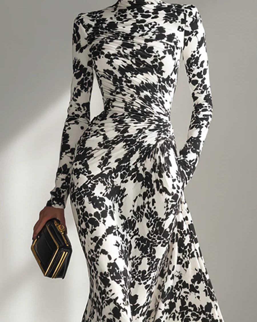 Maxi dress with long sleeves and black-and-white pattern
