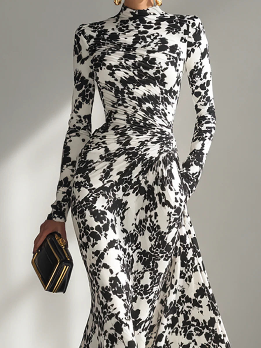 Maxi dress with long sleeves and black-and-white pattern